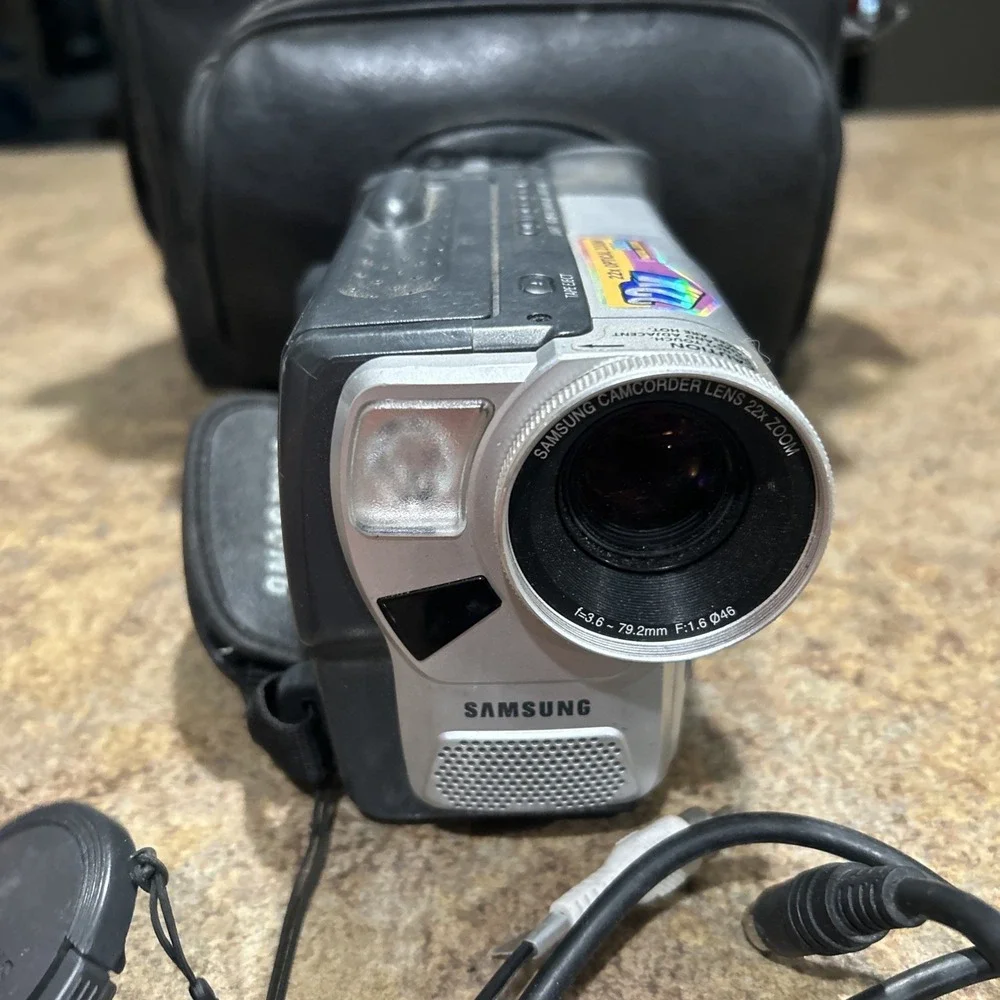 Samsung SCL860 Hi8 8mm Camcorder 22x Optical Zoom NTSC Silver No Charger